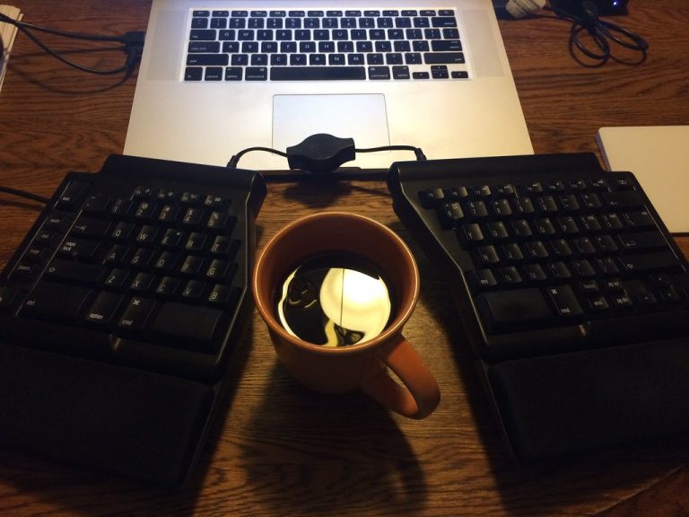 What Is An Ergonomic Keyboard: A Detailed Overview - keyboardclack.com